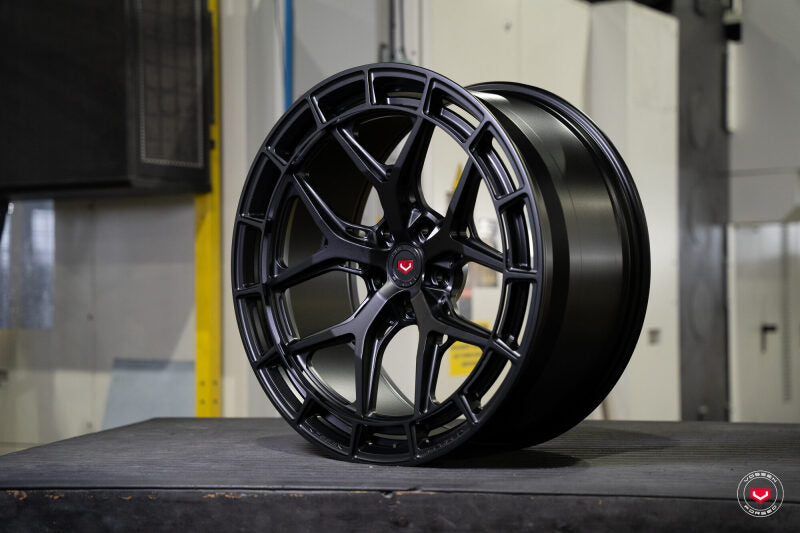 Vossen LC3-01 - 22x10 - ET22 - 5x112 - 66.56 - Deep - SB - OEM Cap - 24+ AMG GT Coupe - Front