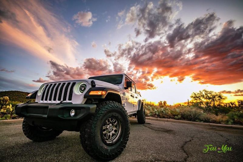 Oracle Oculus Bi-LED Projector Headlights for Jeep JL/Gladiator JT - Satin Silver - 5500K NO RETURNS