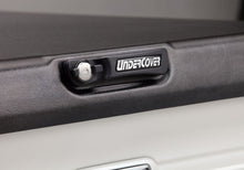 Load image into Gallery viewer, Undercover 22-26 Toyota Tundra 6.5ft Bed w/ Deck Rail System Elite Bed Cover